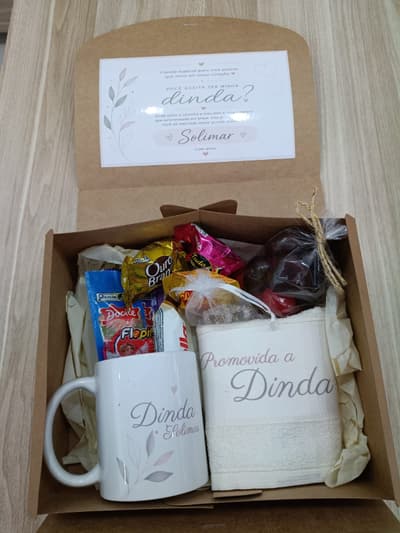 Kit presente( caneca, toalha de mão, caixa personalizada)